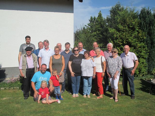 Die Teilnehmer der Sommertagung 2016 in Söhrewald stellten sich zum Gruppenbild auf.